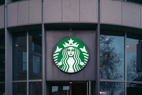 New York, USA - 02 gennaio 2020: firma Starbucks Coffee. Cartello aziendale Starbucks Coffee. Starbucks logo del caffè di fronte al negozio . — Foto Stock