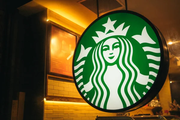 New York, USA - 02 gennaio 2020: firma Starbucks Coffee. Cartello aziendale Starbucks Coffee. Starbucks logo del caffè di fronte al negozio . — Foto Stock