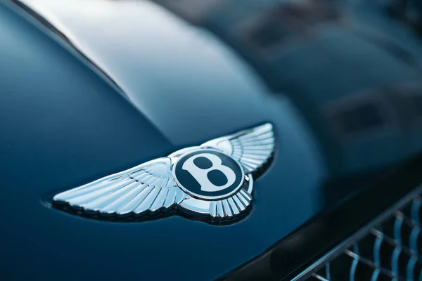 Londra, Regno Unito - 02 gennaio 2020: il logo Bentley "Flying B" sull'auto. Bentley Motors Limited è un produttore britannico di automobili di lusso . — Foto Stock