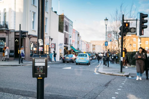 Londres, Reino Unido - 02 de janeiro de 2020: Botão Crosswalk para pedestres com aviso de luz em Notting hill London . — Fotografia de Stock
