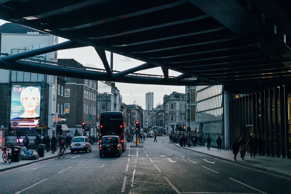 London, Egyesült Királyság - január 02, 2020: Kilátás egy londoni utcára. — Stock Fotó