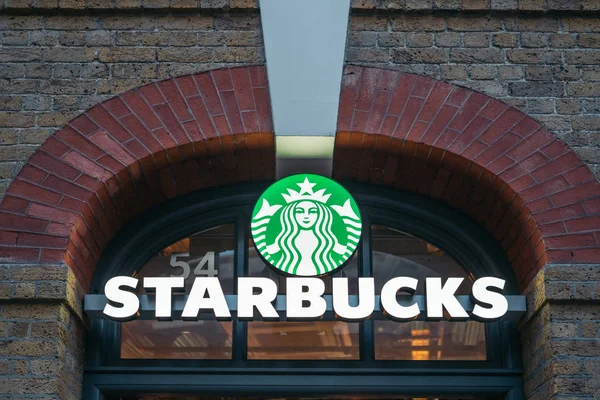 Londra, Regno Unito - 02 gennaio 2020: Firma Starbucks Coffee. Cartello aziendale Starbucks Caffè . — Foto Stock