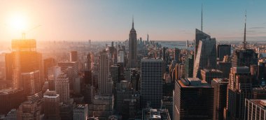 New York 'taki büyük ve görkemli binaların gündoğumu manzarası. Panoramik manzara.