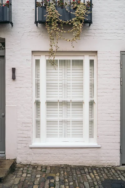 Szép ablakok vagy erkélyek exkluzív mews fehér kis házak Chelsea, gazdag kerület London. — Stock Fotó