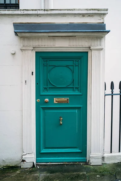 Szép hagyományos zöld vagy kék ajtó exkluzív nyávogás fehér kis házakkal Chelsea-ben, egy gazdag londoni kerületben. — Stock Fotó