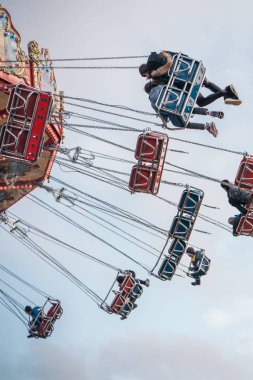 İnsanlar alacakaranlıkta sallanan adil bir sürüşün tadını çıkarıyorlar. Eski model filtreyle birlikte..