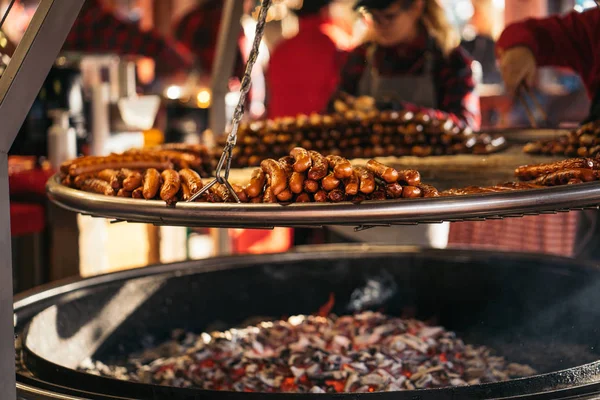 Deliziose salsicce alla griglia tradizionali tedesche al mercatino di Natale, Germania, dicembre — Foto Stock