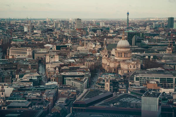 Panoramautsikt över City of London, ett finansdistrikt i centrala London, Storbritannien, med St Pauls Cathedral från visningsplattformen på Sky Garden, en skyskrapa på Fenchurch Street — Stockfoto