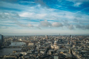 Londra 'nın panoramik manzarası, Londra' nın merkezinde bir finans bölgesi, Sky Garden 'daki izleme platformundan St. Paul Katedrali.