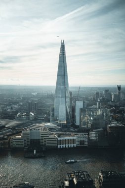 Londra, Uk- Aralık 2019: Çömlek gökdelen ve Thames nehri ile gökyüzünde gri bulutlarla Londra 'nın havadan görünüşü.