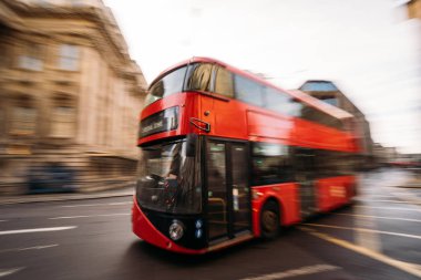 Londra, Uk - 02 Ocak 2020: Geleneksel ikonik kırmızı vintage çift katlı otobüs Londra caddesinde hareket halinde, arka plan odak dışı