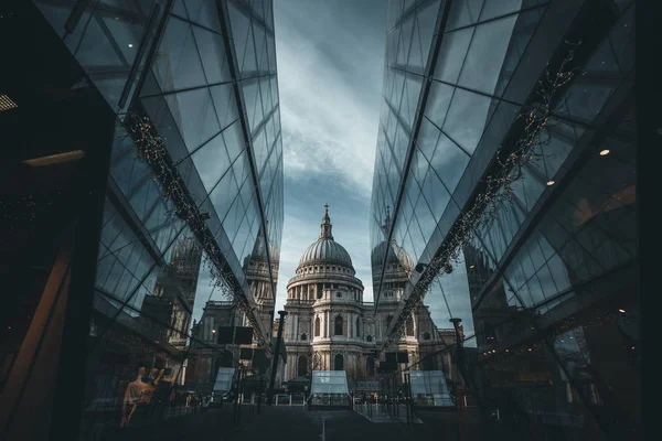 View of St. Paul's Cathedral reflected in the glass of a modern shopping center or mall. — Stockfoto