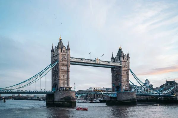 London England, utsikt över Tower Bridge och Themsen. — Stockfoto