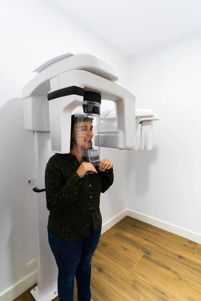 Una Paciente Joven Parada Una Máquina Rayos Radiografía Panorámica Concepto — Foto de Stock