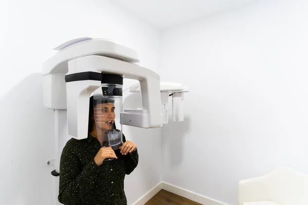 Una Paciente Joven Parada Una Máquina Rayos Radiografía Panorámica Concepto — Foto de Stock