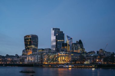 Londra 'nın panoramik gece manzarası panoramik gece manzarası. Belediye, Tower Köprüsü ve Finans Bölgesi