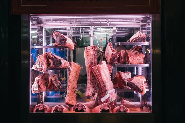 新鮮な生の赤い肉のディスプレイは肉屋で販売されています — ストック写真