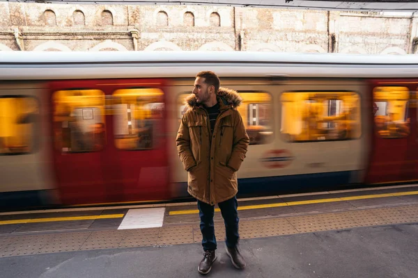 Jovem Solitário Bonito Barbudo Homem Está Esperando Por Trem Estação — Fotografia de Stock