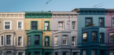 İngiltere, Londra 'da Portobello Yolu' nun dışında birkaç renkli ev. Notting Hill mahallesi