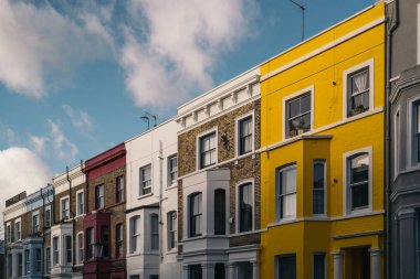İngiltere, Londra 'da Portobello Yolu' nun dışında birkaç renkli ev. Notting Hill mahallesi