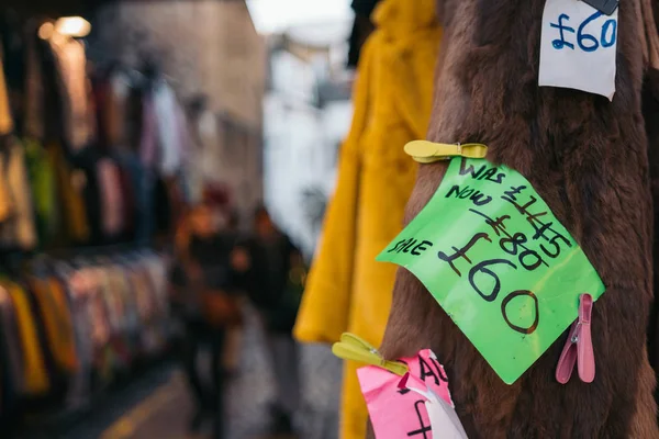 Verkaufskleidung auf einem Straßenmarkt in London — Stockfoto