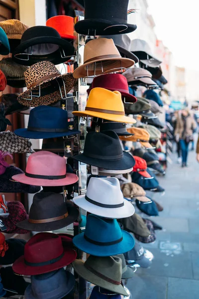 Hutverkauf an einem Straßenverkaufsstand in der Portobello Straße — Stockfoto