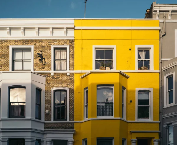Több színes ház a Portobello Road-on, Londonban, Angliában. Notting Hill környéke — Stock Fotó