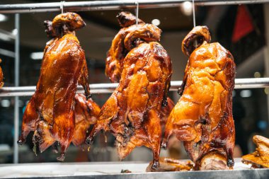 Tayland 'da pazarda satılık ördekler..