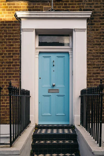Szép hagyományos kék ajtó, exkluzív nyávogás fehér kis ribanccal. — Stock Fotó