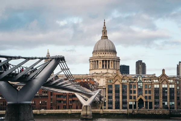 Saint Paul 's Cathedral och Millenium Bridge i London — Stockfoto