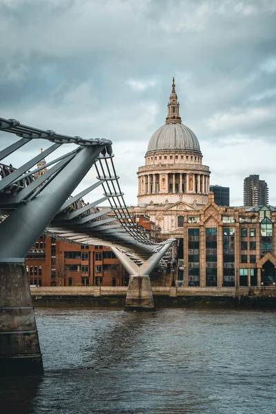 Saint Paul 's Cathedral och Millenium Bridge i London — Stockfoto