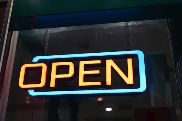 Nyitott neon felirat egy londoni étteremben — Stock Fotó