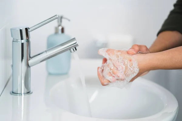 위생적 닦는다 비누로 세면대에서 비누로 코로나 바이러스 — 스톡 사진