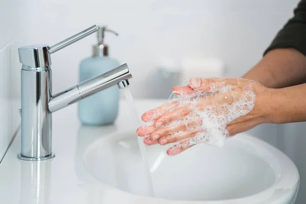 위생적 닦는다 비누로 세면대에서 비누로 코로나 바이러스 — 스톡 사진