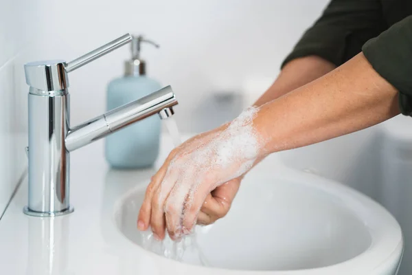 Hygien Rengör Händerna Tvätta Händerna Med Tvål Ung Kvinna Tvätta — Stockfoto