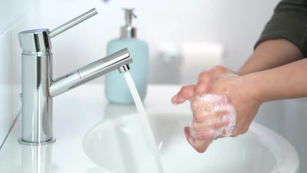清洁的手 用肥皂洗手 年轻女人在浴室里用肥皂洗手 特写镜头 Covid Coronavirus — 图库视频影像