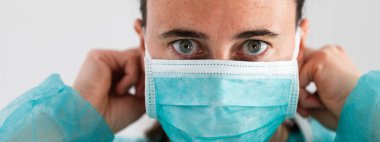 Koronavirüse karşı koruma maskesi takan kadın doktor. Panorama Panorama Sağlık Ekibi Önleyici Teçhizat.
