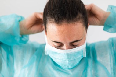 Kadın doktor koronavirüse karşı koruyucu maske takıyor. Önleyici ekip tıbbi personel panorama pankartı.