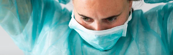 Γυναίκα Γιατρός Που Φοράει Μάσκα Προστασίας Κατά Του Κορωνοϊού Πανόραμα — Φωτογραφία Αρχείου