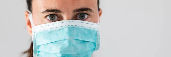 Kvinna Läkare Bär Skydd Ansiktsmask Mot Coronavirus Banner Panorama Medicinsk — Stockfoto