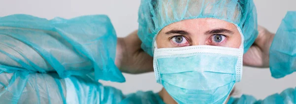 Kvinna Läkare Bär Skydd Ansiktsmask Mot Coronavirus Banner Panorama Medicinsk — Stockfoto