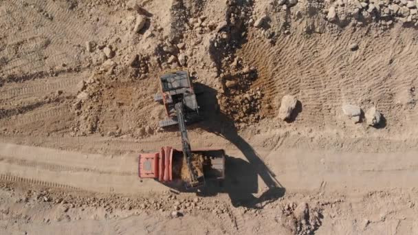 Trabajos Excavación Cantera Industrial Una Máquina Con Cubo Carga Camión — Vídeo de stock