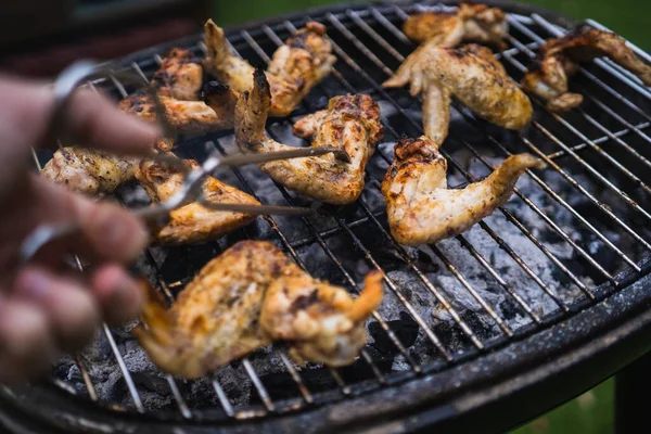 Grillning Sommarhelgen Färskt Kött Som Förbereds Grillen Lyft Kycklingvingar Med — Stockfoto