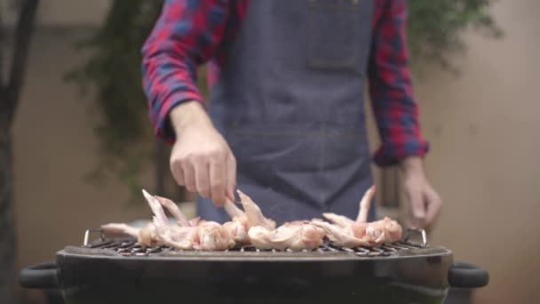 Człowiek Gotowanie Smaczne Skrzydełka Grill Zewnątrz Obiad Piękny Letni Dzień — Wideo stockowe