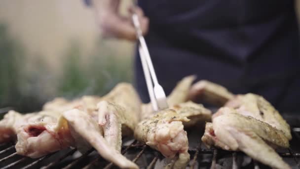 Człowiek Gotowanie Smaczne Skrzydełka Grill Zewnątrz Obiad Piękny Letni Dzień — Wideo stockowe