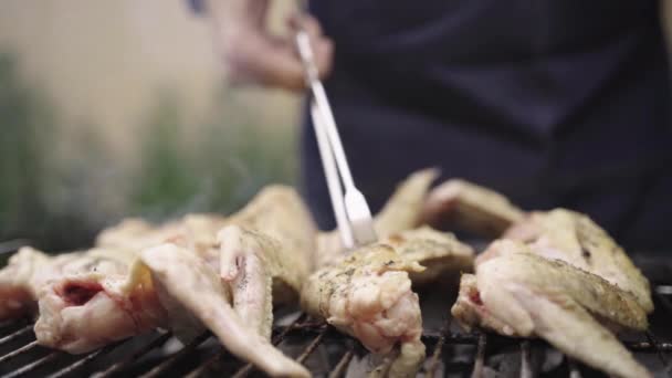 Homem Cozinhar Asas Saborosas Churrasqueira Para Almoço Livre Belo Dia — Vídeo de Stock