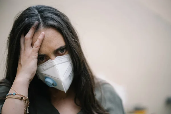 Coronavirus Covid Retrato Una Joven Triste Preocupada Usando Una Mascarilla —  Fotos de Stock