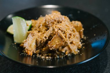 Lokantada şefin hazırladığı soya fıstıklı ve limonlu erişte yemeği.