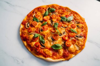 Beyaz taştan arka planda Lezzetli Pizza Margherita. Domatesli ev yapımı pizza margarita, Basil ve Mozzarella peyniri. Kopya alanı, üst görünüm..