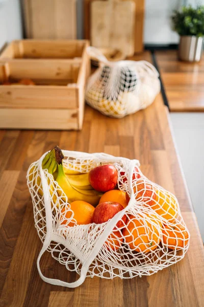 Etwas Obst Und Gemüse Einer Wiederverwendbaren Netztasche Aus Bio Baumwolle — Stockfoto